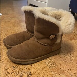 Women’s classic bailey button uggs Size: 5